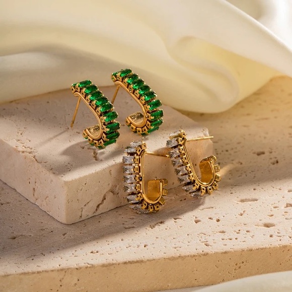 NEW💎18K Gold Plated Simulated Emerald Earrings*Baguette Earrings*Diamond Cut - Picture 10 of 10